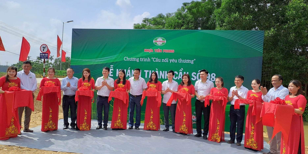 Nguoi dan vung lu xuc dong nhan cau moi