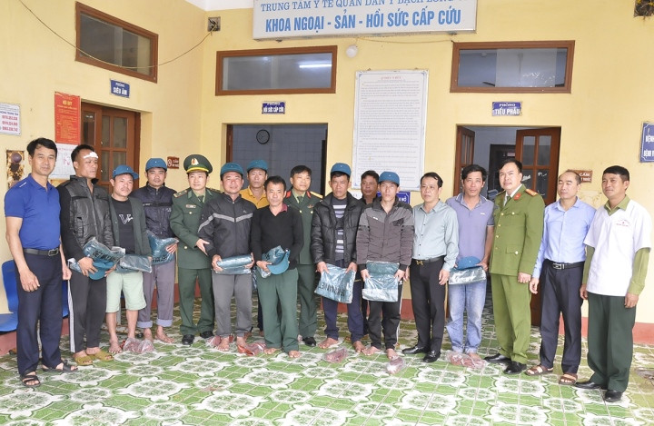 10 ngư dân trôi dạt trên biển hơn một ngày đã được cứu 10 ngu dan troi dat tren bien hon mot ngay da duoc cuu