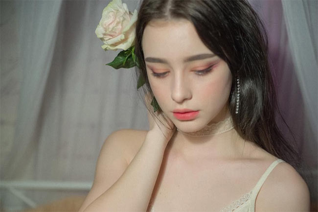 Sở hữu vẻ đẹp trong sáng, thuần khiết và vóc dáng chuẩn, nàng thơ 9X được người yêu mến ưu ái gọi là “búp bê Nga”, “người đẹp không góc chết”. Cô trở nên nổi tiếng hơn với vai trò blogger thời trang, có nhiều người hâm mộ trên các nền tảng như YouTube, Instagram, Weibo hay TikTok.