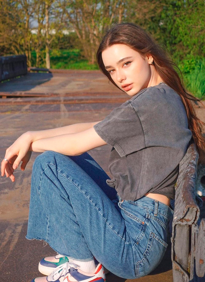 Dasha Taran sinh năm 1999 là một người mẫu Nga gốc Hàn Quốc được mệnh danh là “thiên thần Instagram”.