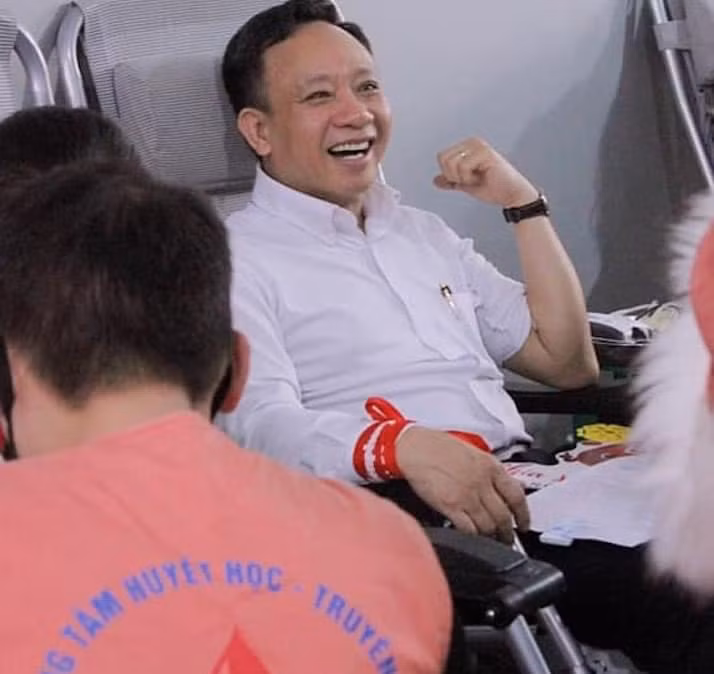 PGS.TS Phạm Xuân Dương, hiệu trưởng Trường Đại học Hàng hải Việt Nam chia sẻ, năm 1995, khi là giảng viên khoa Máy và được cử sang Nhật đào tạo, một lần, thầy Dương được tham gia hiến máu nhân đạo tại xe lưu động. Đó là lần đầu tiên và cũng là cơ duyên cho chuỗi hành trình làm việc thiện, hiến máu cứu người sau này. 