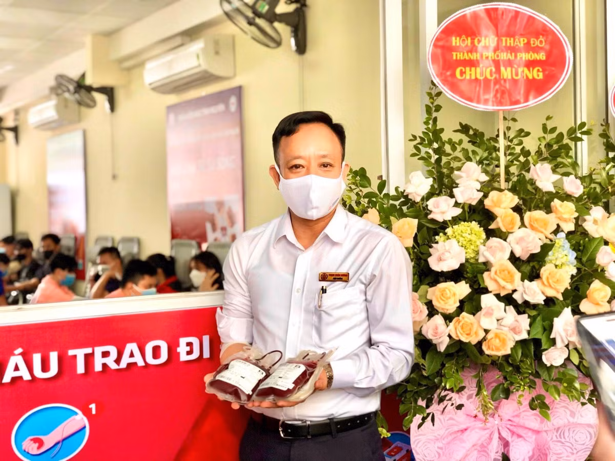 “Máu là chế phẩm không sản xuất thương mại được, mình đi hiến máu giúp ích cho mọi người nên cảm thấy rất vui. Với mình, hiến máu là để răn mình, là cách để mình sống đẹp lên, đồng thời cũng là cách để giáo dục con cái qua hành động cụ thể, không cần nói những điều sáo rỗng, các con sẽ nhìn vào đấy để noi theo…”, thầy Phạm Xuân Dương chia sẻ. 
