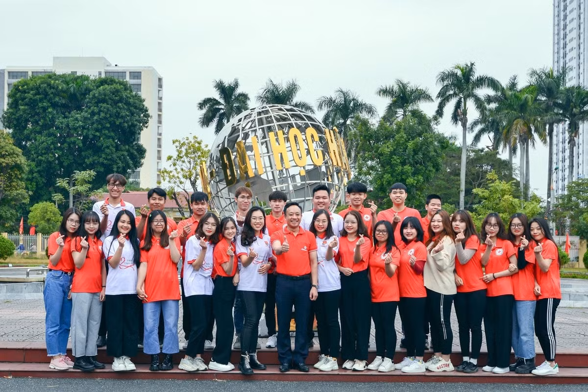 Với vai trò là thành viên ban cố vấn, định kì, thầy Phạm Xuân Dương sẽ có một buổi làm việc với các thành viên trong CLB để đưa ra kế hoạch, phương hướng hoạt động. Công tác tuyên truyền, vận động được các thành viên trong CLB tăng cường đẩy mạnh. Cũng chính vì lẽ đó, nhận thức về ý nghĩa của việc hiến máu và những e ngại về sức khỏe sau khi hiến máu của nhiều người đã được dần thay đổi. 