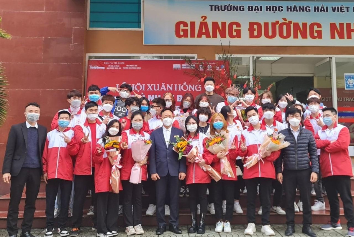 Ngày 07/04/2012, dưới sự khởi xướng của thầy Phạm Xuân Dương, CLB Vận động hiến máu tình nguyện Trường Đại học Hàng hải Việt Nam được thành lập. Đây cũng là CLB tiên phong trong công tác hiến máu tình nguyện của TP Hải Phòng, với sự tham gia hỗ trợ của hơn 60 thành viên. Ngoài các hoạt động hiến máu, CLB còn thường xuyên tham gia các hoạt động thiện nguyện khác như tổ chức Tết Trung thu cho trẻ em tại làng trẻ hoa Phượng, Tết sinh viên, gói bánh chưng, tặng quà cho các sinh viên có hoàn cảnh khó khăn trong trường... 