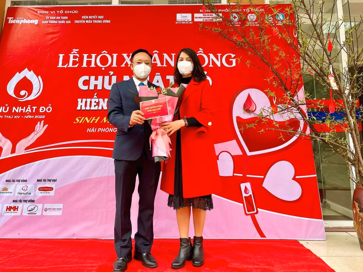 Trường Đại học Hàng hải Việt Nam thường xuyên phối hợp cùng với thường trực Ban chỉ đạo Vận động hiến máu tình nguyện thành phố Hải Phòng và Trung tâm Huyết học và truyền máu - Bệnh viện Hữu nghị Việt Tiệp, tổ chức các chương trình hiến máu nhân đạo trọng điểm của thành phố như “Lễ hội Xuân Hồng”, “Hưởng ứng ngày toàn dân hiến máu 07/04”, “Ngày thế giới tôn vinh người hiến máu”… Tại các ngày hội hiến máu tình nguyện, số đơn vị máu luôn vượt mức chỉ tiêu thành phố giao. Mỗi năm, trường thu được từ 2500-3000 đơn vị máu. 