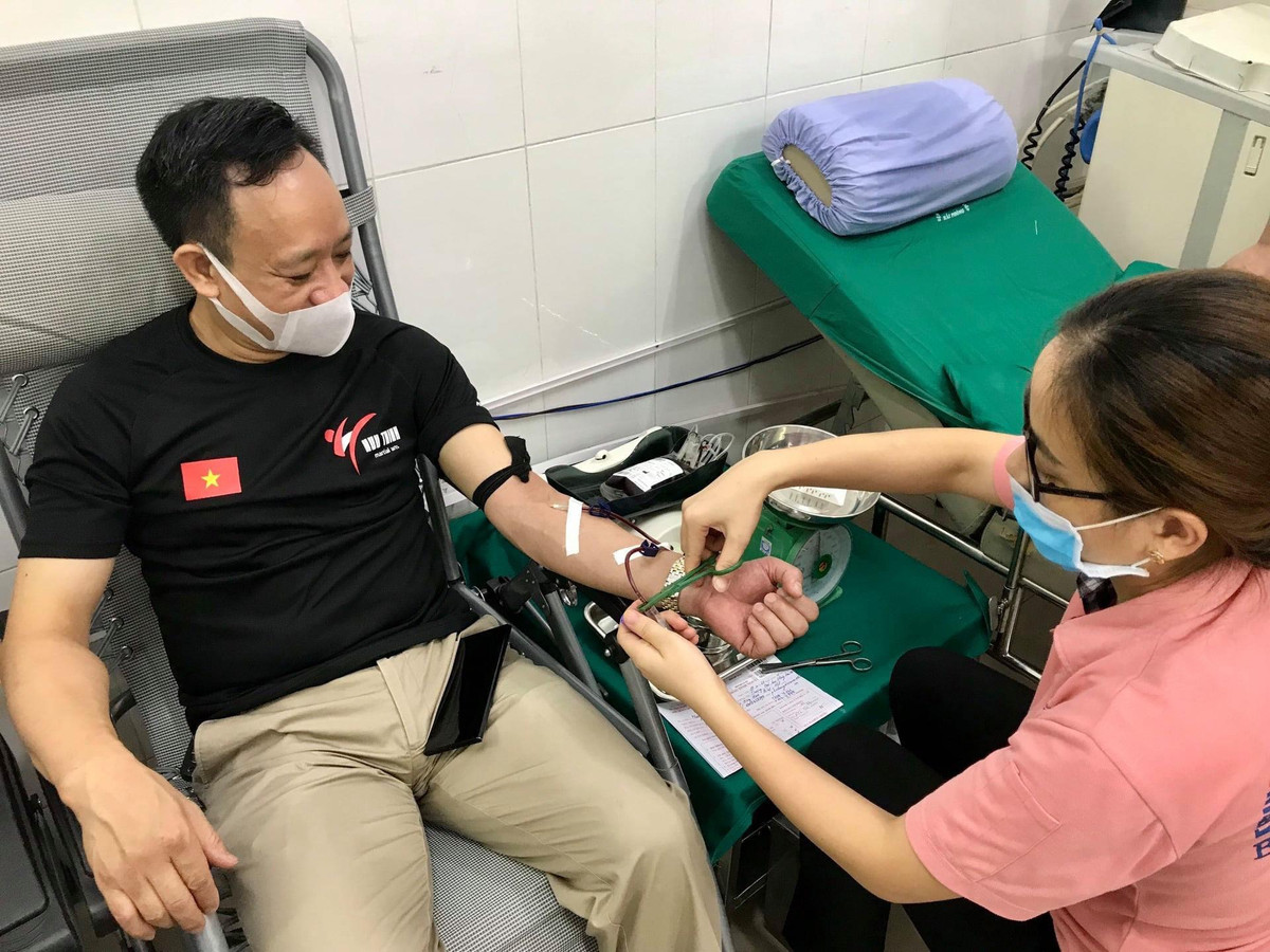 Không chỉ hiến máu ở trong trường, thầy Phạm Xuân Dương còn tham gia hiến máu ở rất nhiều câu lạc bộ khác trên địa bàn TP Hải Phòng. Kinh nghiệm của thầy Dương khi đi hiến máu không bị mệt, là hôm trước ăn uống đầy đủ hơn bình thường, hiến máu xong không nên vận động nặng trong vòng một ngày. Hiến máu đều đặn, luyện tập thể thao kết hợp với dinh dưỡng hợp lý sẽ rất tốt cho sức khỏe. 