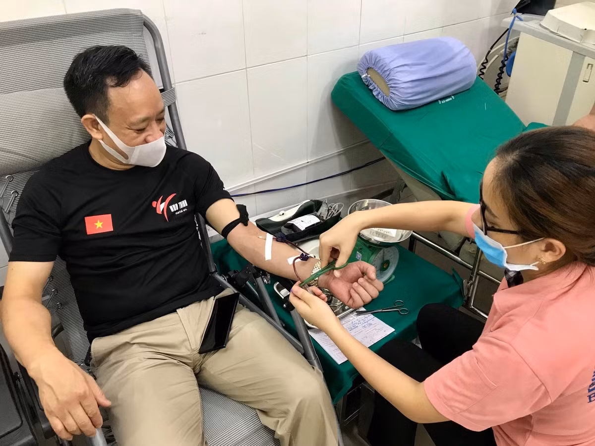 Không chỉ hiến máu ở trong trường, thầy Phạm Xuân Dương còn tham gia hiến máu ở rất nhiều câu lạc bộ khác trên địa bàn TP Hải Phòng. Kinh nghiệm của thầy Dương khi đi hiến máu không bị mệt, là hôm trước ăn uống đầy đủ hơn bình thường, hiến máu xong không nên vận động nặng trong vòng một ngày. Hiến máu đều đặn, luyện tập thể thao kết hợp với dinh dưỡng hợp lý sẽ rất tốt cho sức khỏe. 