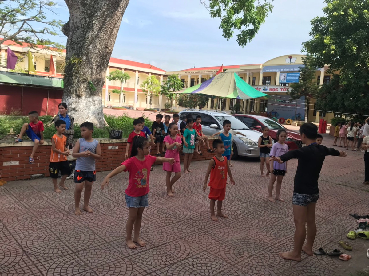 Hai Phong: Nhieu tre em co hoan canh kho khan duoc day boi mien phi-Hinh-3