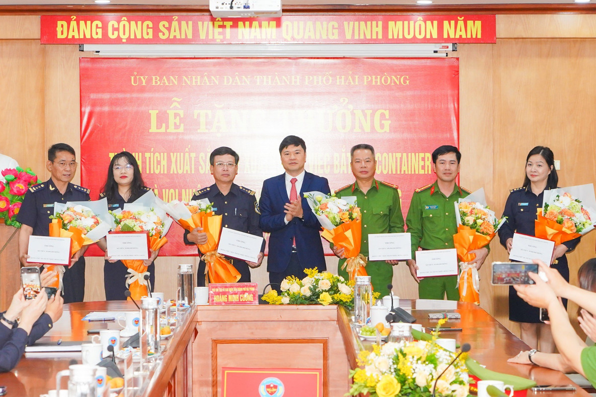 6 tập thể gồm: Cục Hải quan thành phố Hải Phòng, Công an thành phố, Chi cục Hải quan cửa khẩu Cảng Hải Phòng khu vực 2, Đội kiểm soát Hải quan, Phòng quản lý rủi ro (Cục Hải quan thành phố Hải Phòng); Phòng Cảnh sát môi trường (Công an thành phố). 
