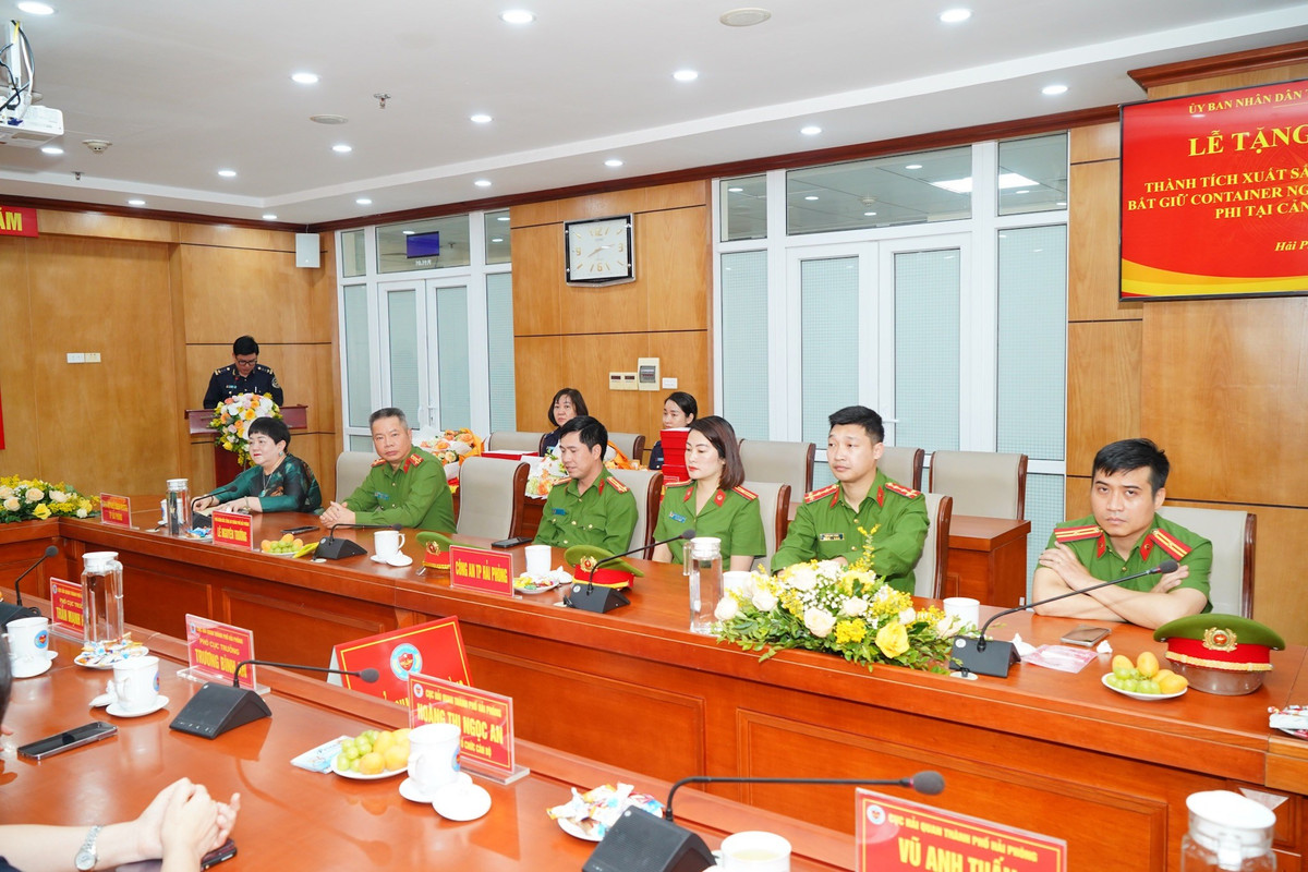 Việc khen thưởng của UBND thành phố đã kịp thời động viên tinh thần các lực lượng làm nhiệm vụ tại cảng cửa ngõ. Được biết, ngay trong đầu tháng 3/2023, UBND thành phố cũng đã tặng thưởng cho 5 tập thể có thành tích xuất sắc trong việc bắt giữ 2 container chứa hơn 600 kg ngà voi nhập lậu từ châu Phi qua Cảng Hải Phòng. 