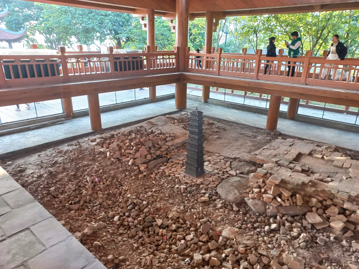 Ngoài ra, nhiều di vật cũng đã được phát hiện như gạch xây tháp, bệ tượng Adiđà bằng đá xanh, chân tảng hoa sen và các con giống đất nung mang hình dáng của các vật thiêng như rồng, phượng, chim thần...