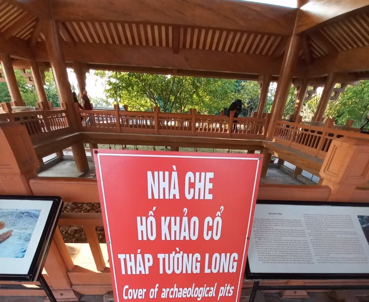 Không chỉ vậy, Cạnh tháp Tường Long là nhà che bia và che hố khảo cổ 2 tầng, nơi lưu giữ nhiều hiện vật vô cùng giá trị với các chi tiết, nguyên liệu, hoa văn… làm từ gỗ, đá, ngói, gạch thời Lý. Đây là nơi để du khách tìm hiểu về lịch sử, văn hoá qua các di tích khảo cổ học.