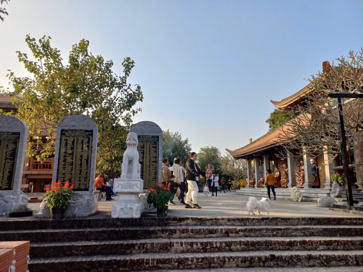 Vua nằm mộng thấy rồng vàng, nên ban cho tháp cái tên Tường Long (nghĩa là “thấy rồng vàng hiện lên) để ghi nhớ điềm lành.