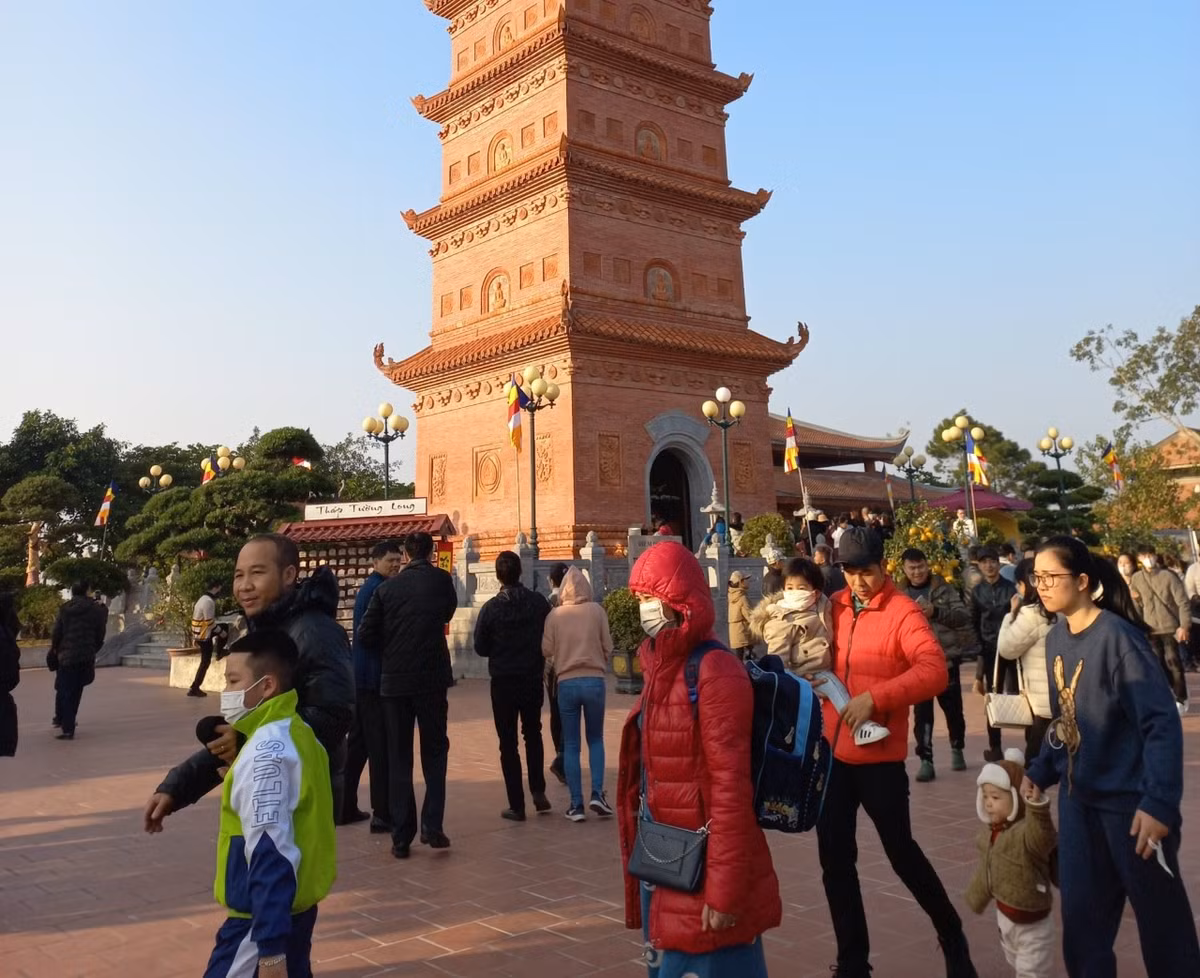 Bốn góc của chân tháp có độ nghiêng khoảng 190 độ. Xung quanh chân tháp gồm ba dãy nhà cấp bốn là nơi thờ thần, lễ Phật, tiếp khách, sinh hoạt của các sư thầy.