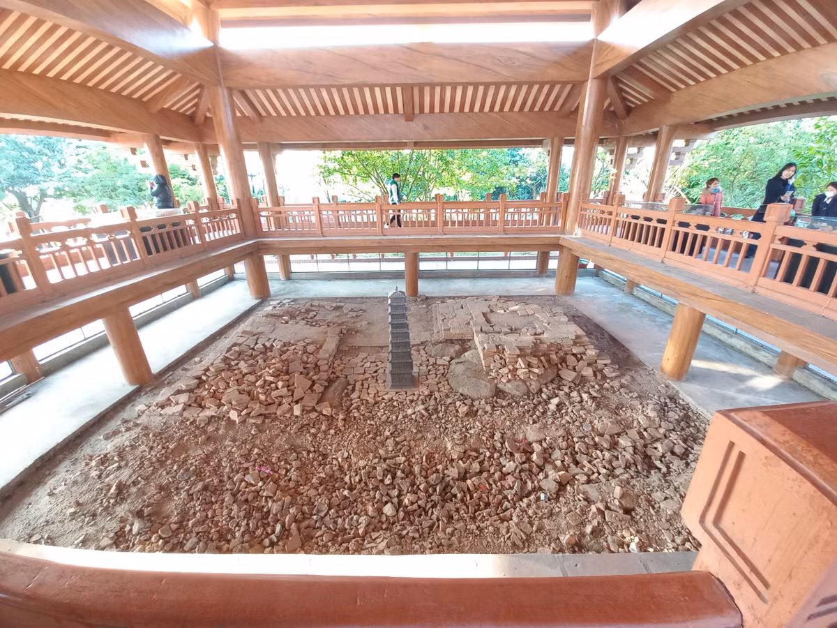 Kết quả của các cuộc khai quật, các nhà khảo cổ học đã tìm thấy một nền móng tháp xây theo kiểu giật 3 cấp, móng có hình vuông, lòng rỗng; cấp dưới cùng là cạnh rộng nhất 7,96m, cấp giữa dài 7,36m, cấp trên cùng có cạnh dài 6,92m, ở bên dưới ngôi chùa đã có khi đó, cùng một nền móng có kích thước tương tự ở phía sau, nhưng theo kiểu giật 2 cấp (có thể nơi đây đã từng có một quần thể tháp chứ không chỉ một tháp đơn lẻ).