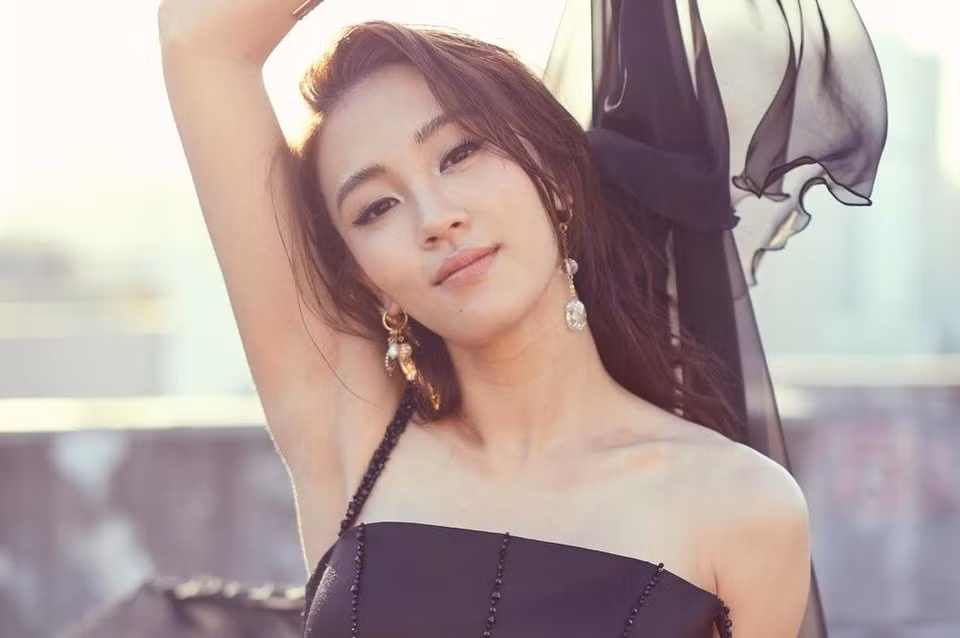 Vi sao cuu thi sinh hoa hau Hong Kong bi duoi khoi doan phim?