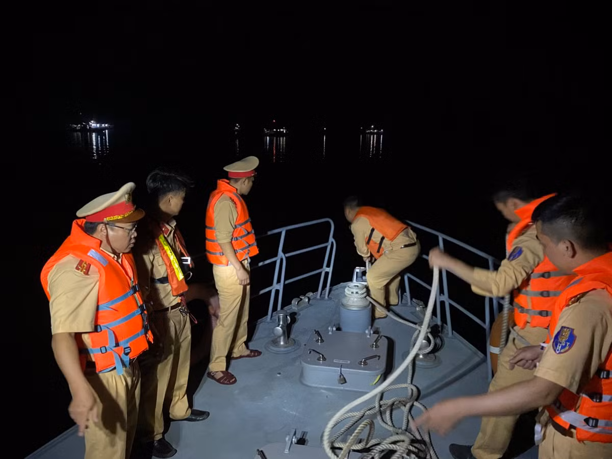 Trực thăng Bell 505 rơi: Tìm thấy thi thể nạn nhân thứ 4 Truc thang Bell 505 roi: Tim thay thi the nan nhan thu 4