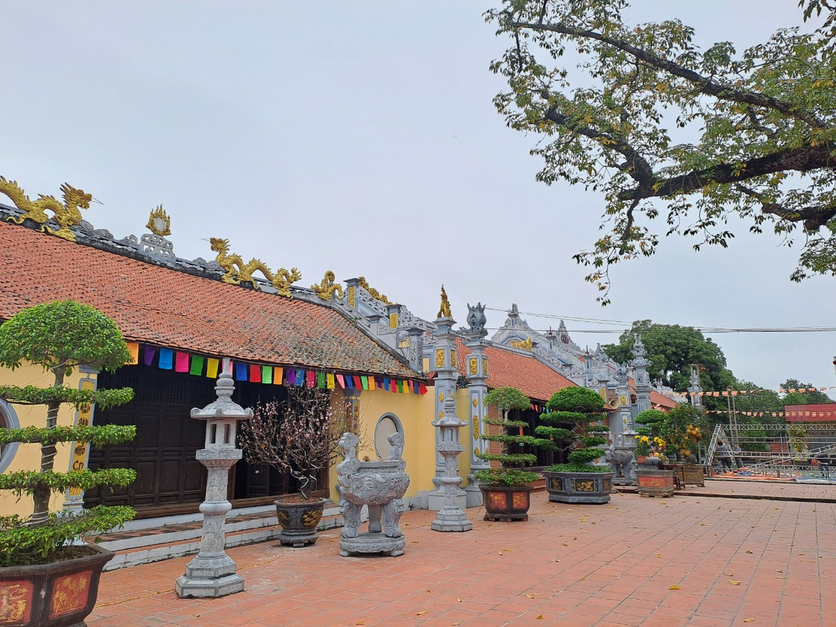 Tương truyền, do chán cảnh cung cấm, công chúa Quỳnh Trân thường cùng người hầu cải trang đến nhiều vùng, tìm thú vui nơi cuộc sống dân dã.