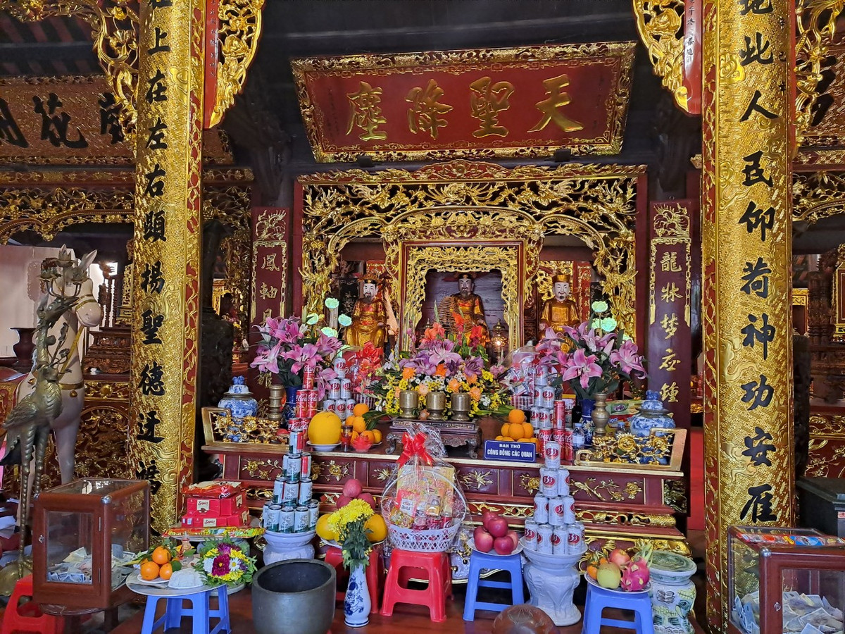 Kiến trúc của đền gồm 3 toà nhà, bố cục theo kiểu Tiền nhất hậu đinh, gồm 5 gian tiền đường (cung đệ tam), 5 gian đại bái (cung đệ nhị) và 2 gian hậu cung hình chuôi vồ.