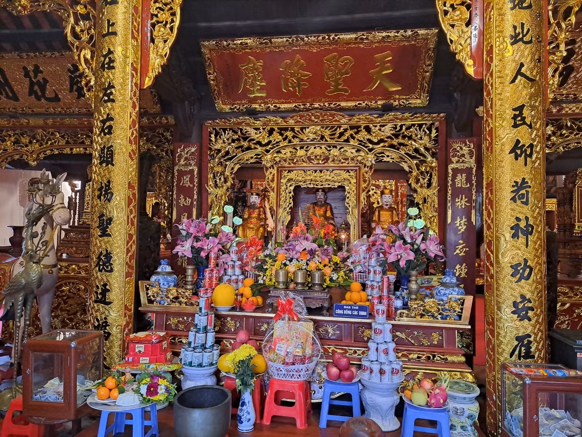 Kiến trúc của đền gồm 3 toà nhà, bố cục theo kiểu Tiền nhất hậu đinh, gồm 5 gian tiền đường (cung đệ tam), 5 gian đại bái (cung đệ nhị) và 2 gian hậu cung hình chuôi vồ.