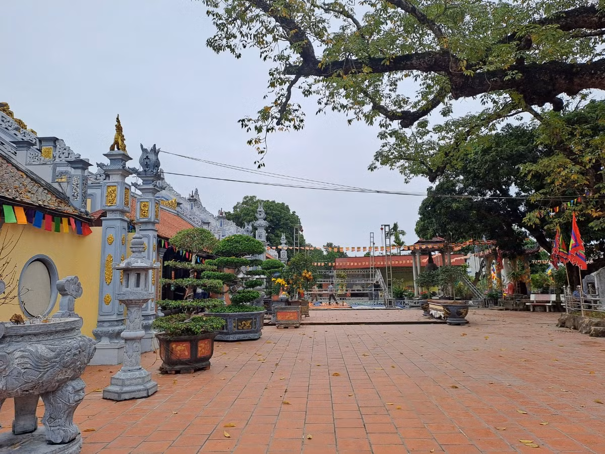 Đền Mõ nằm trong khuôn viên có diện tích 12.724m2, bên cạnh đền là một chùa cổ, (gọi là chùa Mõ) tạo thành một quần thể thống nhất.