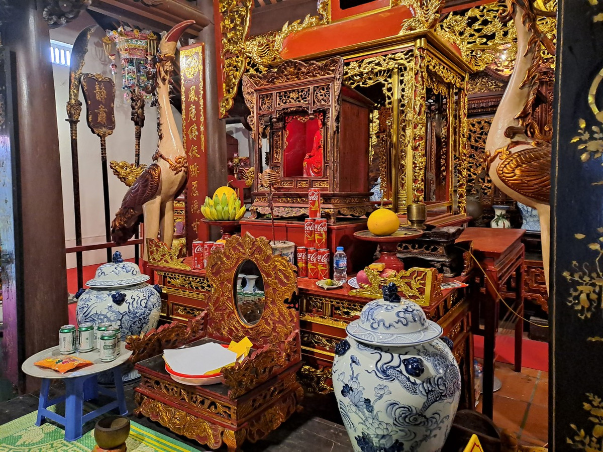 Tượng Quỳnh Trân công chúa được đặt trong khám ở gian hậu cung, nơi trang nghiêm của ngôi đền.