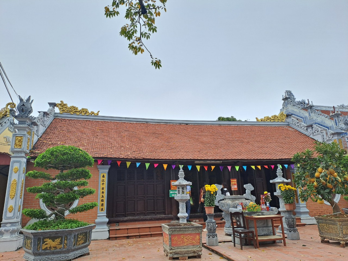 Năm Quý Mùi (1283), công chúa Quỳnh Trân xuất gia qui y nơi cửa Phật. Cùng với việc lập am tu hành, công chúa còn cho lập điền trang, thái ấp, cấp lương thực, tiền bạc cho kẻ nghèo đói, tập hợp muôn dân trong vùng đến đây làm ăn, sinh sống.