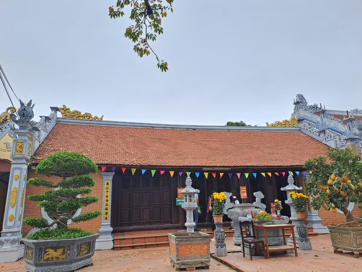 Năm Quý Mùi (1283), công chúa Quỳnh Trân xuất gia qui y nơi cửa Phật. Cùng với việc lập am tu hành, công chúa còn cho lập điền trang, thái ấp, cấp lương thực, tiền bạc cho kẻ nghèo đói, tập hợp muôn dân trong vùng đến đây làm ăn, sinh sống.