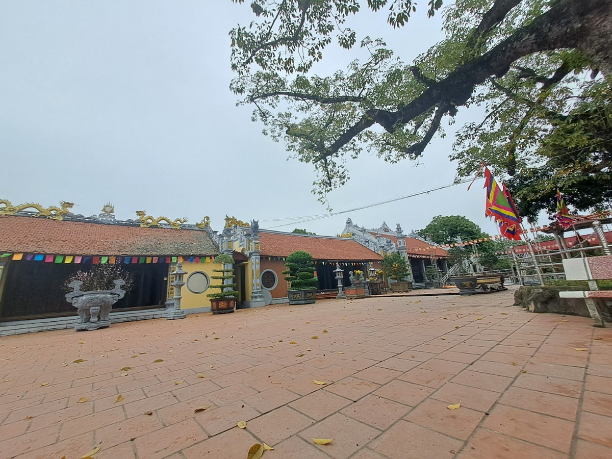 Tọa lạc tại xã Ngũ Phúc, huyện Kiến Thụy, TP Hải Phòng, đền Mõ là một công trình kiến trúc nghệ thuật cổ, một di tích lịch sử văn hóa thờ công chúa Quỳnh Trân (con vua Trần Thánh Tông) người có công với quê hương đất nước và đã được các triều đại phong kiến trao 12 bản sắc phong.