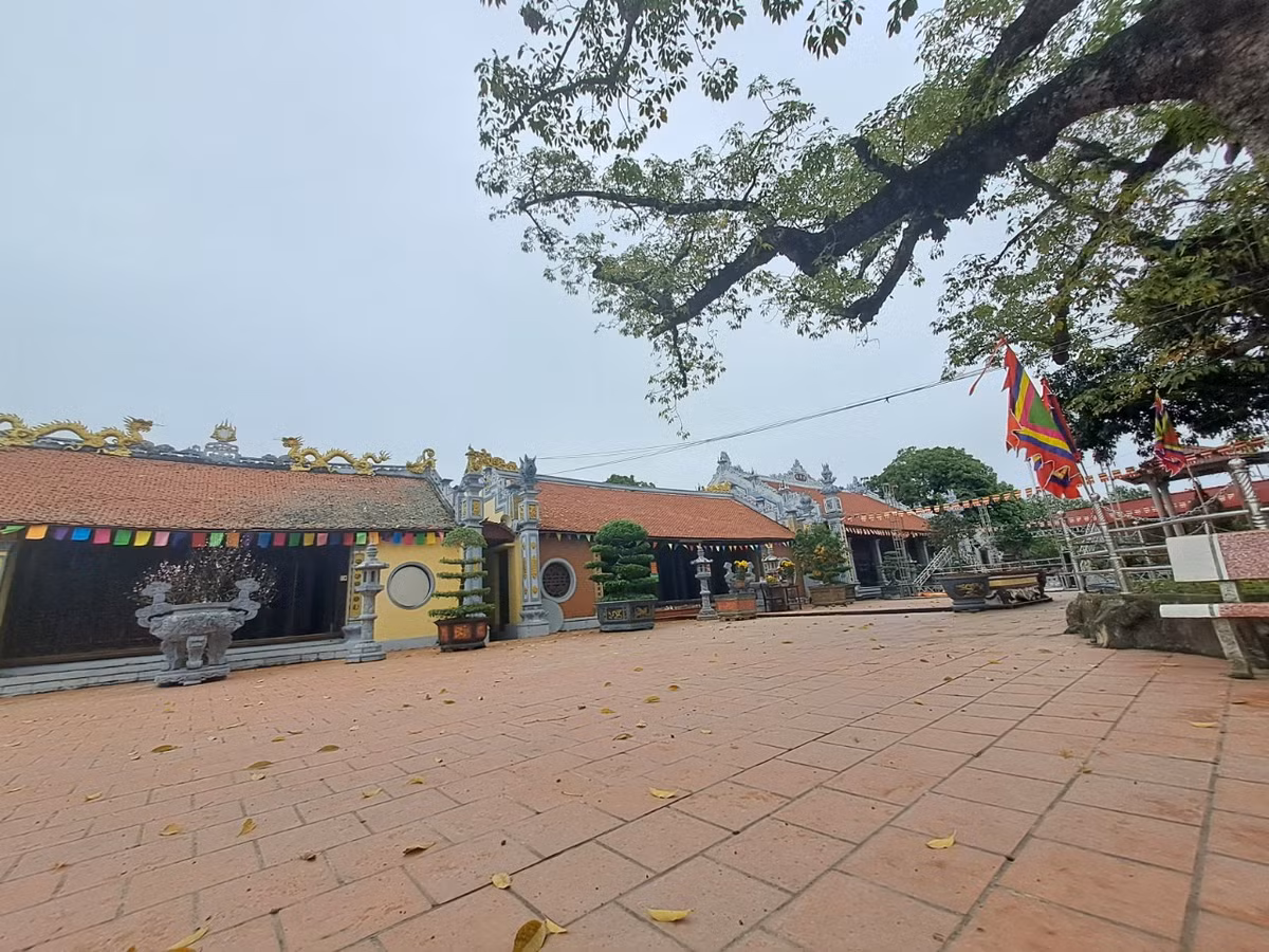 Tọa lạc tại xã Ngũ Phúc, huyện Kiến Thụy, TP Hải Phòng, đền Mõ là một công trình kiến trúc nghệ thuật cổ, một di tích lịch sử văn hóa thờ công chúa Quỳnh Trân (con vua Trần Thánh Tông) người có công với quê hương đất nước và đã được các triều đại phong kiến trao 12 bản sắc phong.