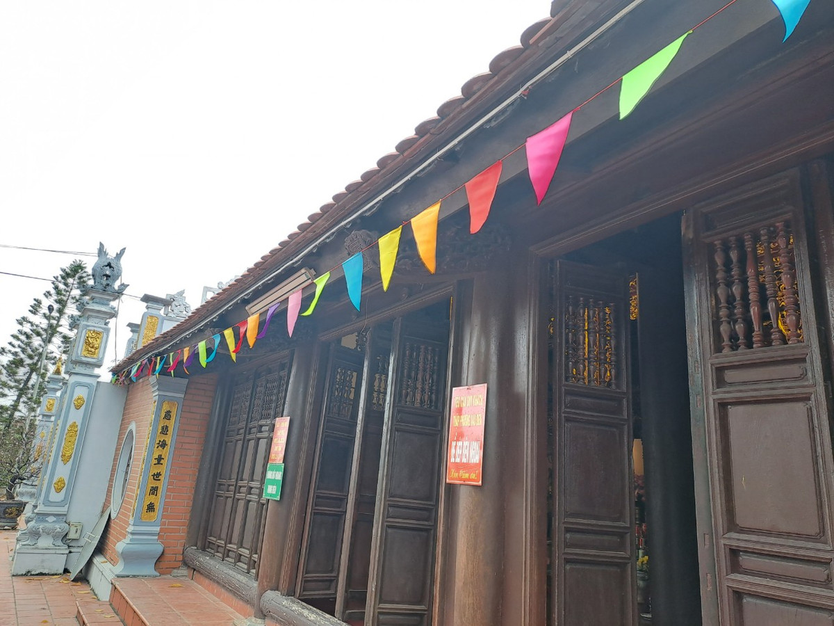 Các toà nhà kề sát nhau tạo cho đền dáng vẻ thâm nghiêm. Toà tiền đường xây theo kiểu tường hồi bổ trụ giật tam cấp vững chắc. Ba gian trung tâm toà tiền đường lắp hệ thống cửa gỗ lim kiểu cửa tùng cung khách chắc chắn và đẹp.