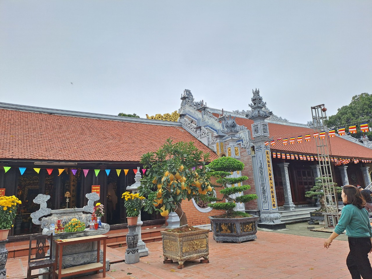 Tháng 11 năm Mậu Thân, công chúa Quỳnh Trân viên tịch. Thi hài được đưa về chùa Tư Phúc ở kinh sư lập tháp an táng. Vua Trần Anh Tông ra sắc chỉ tặng phong Trần Triều A Nương Thiên Thụy Quỳnh Trân công chúa, ban cấp 300 quan tiền đồng cho 5 xã rước sắc phong về xã Nghi Dương lập đền thờ. Đền Mõ có từ đó và được lưu giữ đến ngày nay.