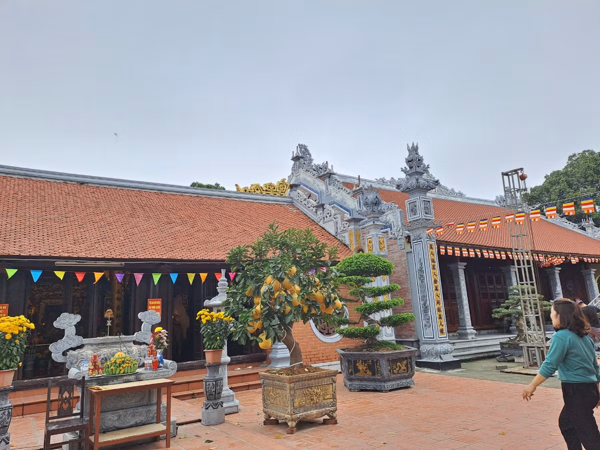 Tháng 11 năm Mậu Thân, công chúa Quỳnh Trân viên tịch. Thi hài được đưa về chùa Tư Phúc ở kinh sư lập tháp an táng. Vua Trần Anh Tông ra sắc chỉ tặng phong Trần Triều A Nương Thiên Thụy Quỳnh Trân công chúa, ban cấp 300 quan tiền đồng cho 5 xã rước sắc phong về xã Nghi Dương lập đền thờ. Đền Mõ có từ đó và được lưu giữ đến ngày nay.