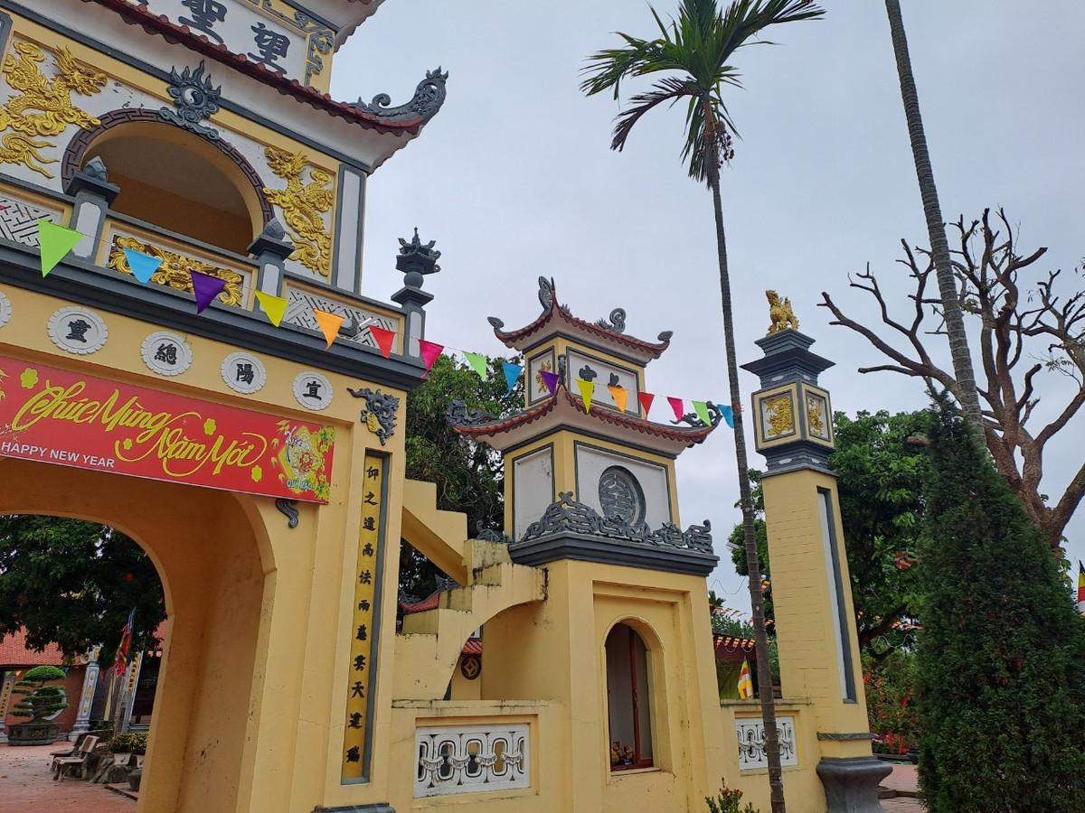 Hàng năm, lễ hội đền chùa Mõ được tổ chức vào mồng 6 tháng Giêng (lễ Kỳ Phúc) và thường được kéo dài ba ngày với nhiều hoạt động như: lễ rước Thành Hoàng làng, hội vật Cầu Đảo, các trò chơi đánh cờ, chọi gà, tổ tôm điếm…