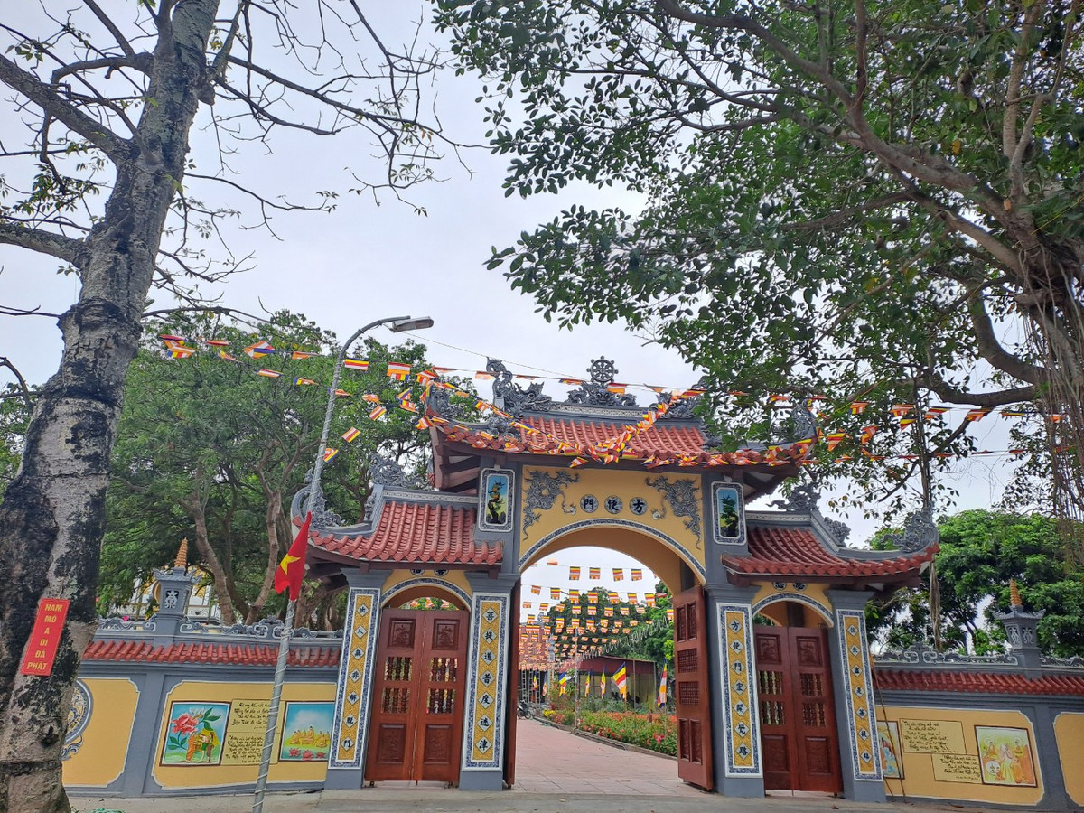 Theo bà Nguyễn Thị Tươi, thành viên ban khánh tiết đền Mõ, thời kì chiến tranh, đền Mõ là nơi che giấu, hoạt động của cán bộ cách mạng. Mặc dù quân địch đã nhiều lần rải bom xuống vùng này, nhiều nhà cửa bị phá hủy nhưng kì lạ thay đền Mõ không hề bị ảnh hưởng.