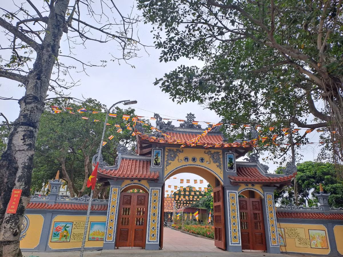 Theo bà Nguyễn Thị Tươi, thành viên ban khánh tiết đền Mõ, thời kì chiến tranh, đền Mõ là nơi che giấu, hoạt động của cán bộ cách mạng. Mặc dù quân địch đã nhiều lần rải bom xuống vùng này, nhiều nhà cửa bị phá hủy nhưng kì lạ thay đền Mõ không hề bị ảnh hưởng.