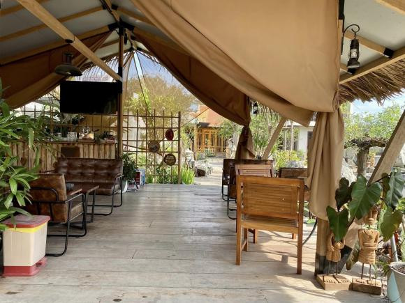 Chính vì vậy, gia chủ xây thêm khu nhà bếp và góc cafe riêng phía trước nhà.