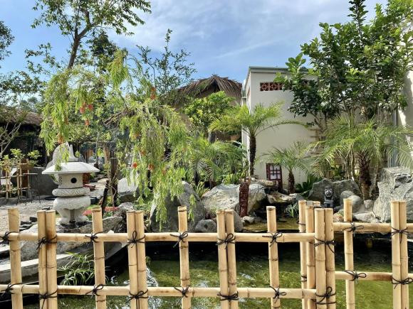 Cặp vợ chồng này thiết kế nhà đơn giản nhưng tập trung nhiều thời gian để thiết kế sân vườn...