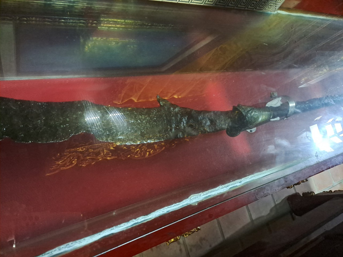 Long đao làm bằng kim loại, với hai thành phần chủ yếu là: Lưỡi đao và cán (chuôi) đao bằng sắt, khâu đao bằng đồng. Tổng chiều dài là 240cm. Trong đó: cán đao dài 148cm; Khâu đao gồm: họng bằng hợp kim đồng dài 16,5cm, chuôi cán dài 12cm; lưỡi đao bằng sắt tính từ họng dài 96cm. Bản lưỡi đao rộng nhất: 8.5cm, sống đao dày nhất:1,3cm. Đường kính cán đao: 3,8 - 4cm. 