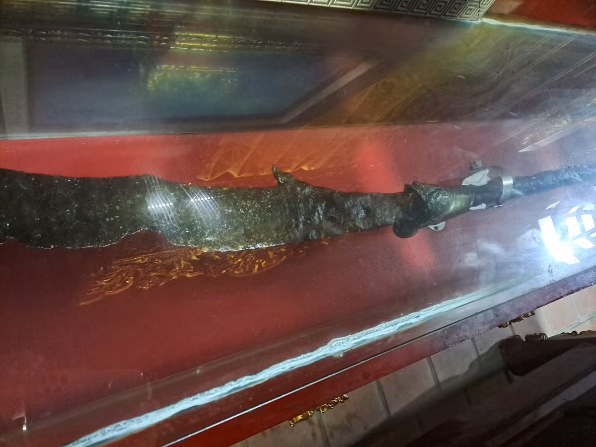 Long đao làm bằng kim loại, với hai thành phần chủ yếu là: Lưỡi đao và cán (chuôi) đao bằng sắt, khâu đao bằng đồng. Tổng chiều dài là 240cm. Trong đó: cán đao dài 148cm; Khâu đao gồm: họng bằng hợp kim đồng dài 16,5cm, chuôi cán dài 12cm; lưỡi đao bằng sắt tính từ họng dài 96cm. Bản lưỡi đao rộng nhất: 8.5cm, sống đao dày nhất:1,3cm. Đường kính cán đao: 3,8 - 4cm. 