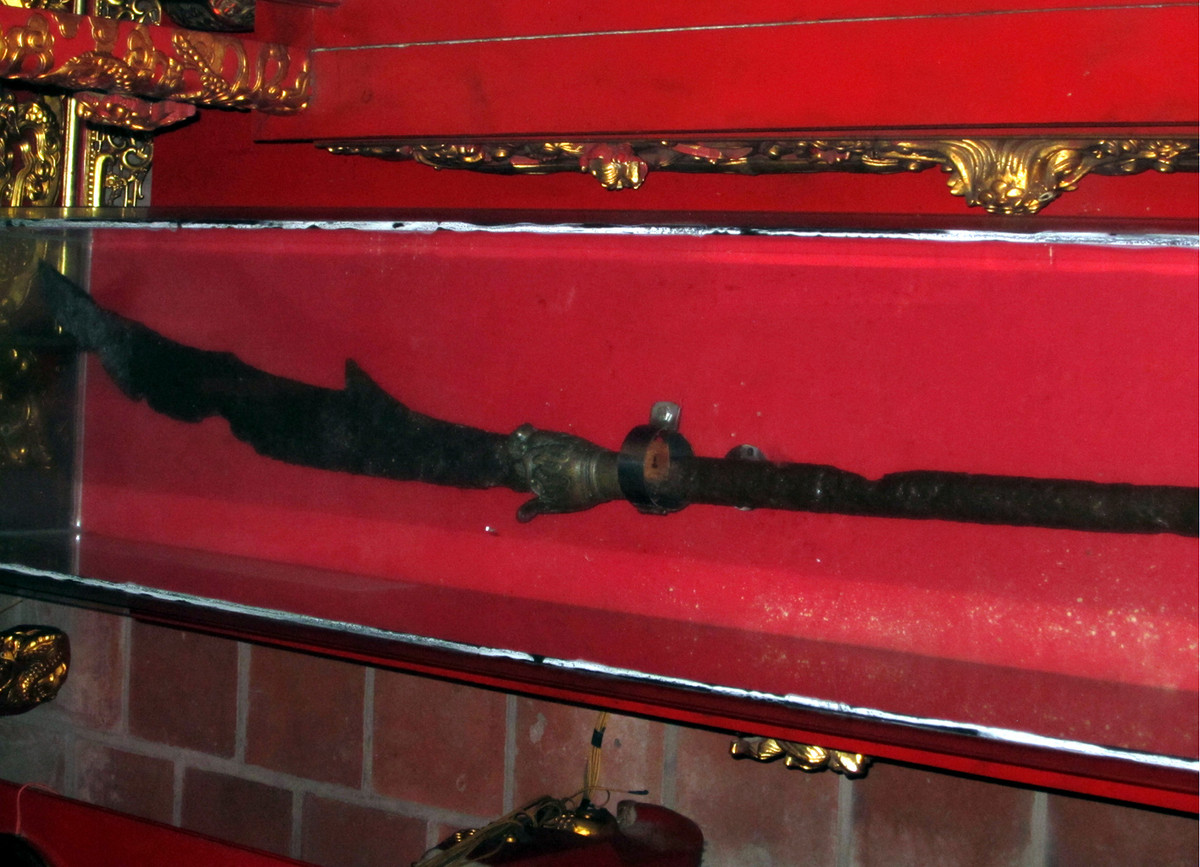 Thanh long đao có trọng lượng12,8 kg. Ước tính của các chuyên gia Long đao khi nguyên bản có thể nặng tới trên 25kg. 