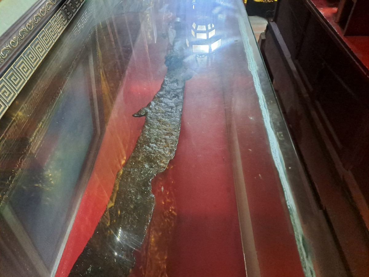 Linh vật này được tạo tác ở trên đao với ngụ ý làm tăng sát khí, thị uy làm tăng thêm sức mạnh, lòng can đảm trên chiến trường. Thân khâu đao khắc hoa văn tựa vân mây và vẩy rồng. Lưỡi đao và cán đao để trơn, không trang trí hoa văn. 