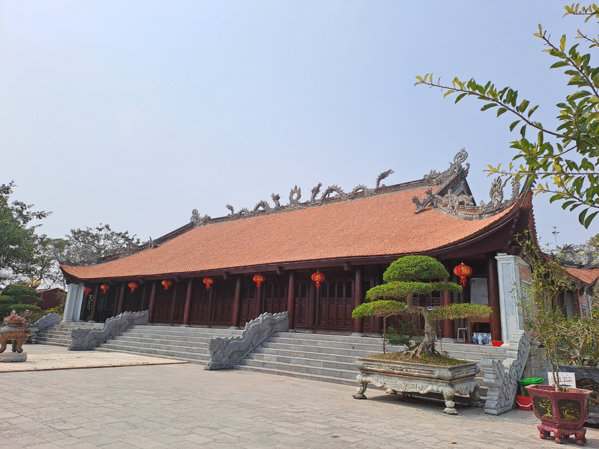 Theo gia phả họ Phạm gốc Mạc ở Xuân Trường, tỉnh Nam Định, cuối năm 1592, nhà Mạc thất thủ ở Thăng Long, quân Trịnh Tùng tấn công tàn phá Dương Kinh, thân vương Mạc Đăng Thận (cháu 4 đời của Thái tổ Mạc Đăng Dung), là người coi giữ Sơn Lăng, Cổ Trai đã cải trang, mang 500 quân ra trấn giữ Đồ Sơn, sau xuống thuyền lánh nạn, đến đất Kiên Lao, huyện Giao Thuỷ, phủ Thiên Trường, trấn Sơn Nam Hạ định cư. 