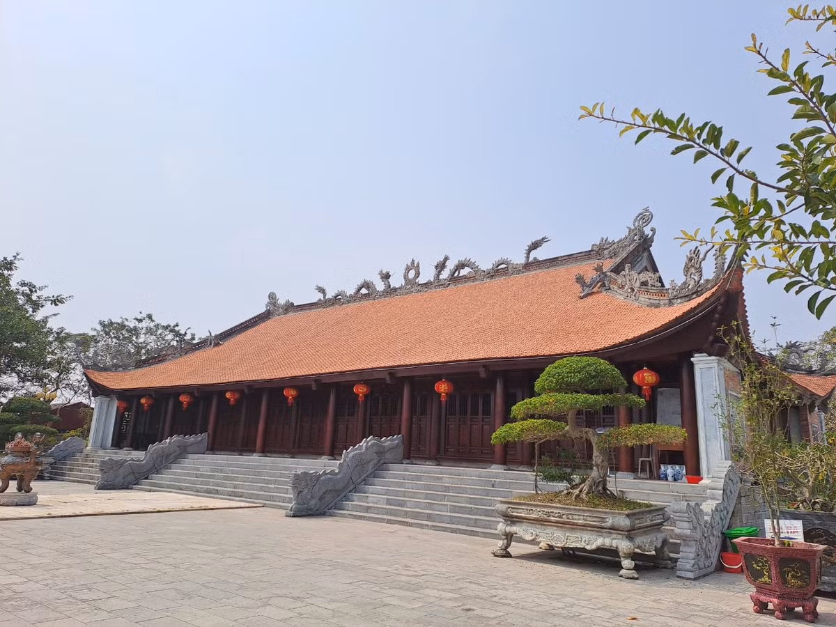 Theo gia phả họ Phạm gốc Mạc ở Xuân Trường, tỉnh Nam Định, cuối năm 1592, nhà Mạc thất thủ ở Thăng Long, quân Trịnh Tùng tấn công tàn phá Dương Kinh, thân vương Mạc Đăng Thận (cháu 4 đời của Thái tổ Mạc Đăng Dung), là người coi giữ Sơn Lăng, Cổ Trai đã cải trang, mang 500 quân ra trấn giữ Đồ Sơn, sau xuống thuyền lánh nạn, đến đất Kiên Lao, huyện Giao Thuỷ, phủ Thiên Trường, trấn Sơn Nam Hạ định cư. 