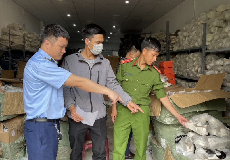 Hai Phong: Phat hien hang nghin doi giay gia cac nhan hieu lon