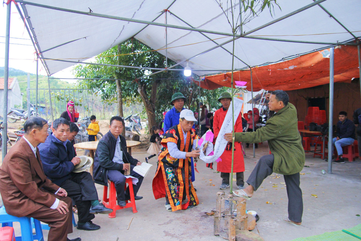 Tên tuổi của người Dao Thanh Y gắn với số thứ bậc trong bàn thờ tổ tiên để cúng các ngày lễ tết, giỗ, lễ cúng gọi hồn, vía. Qua lễ đặt tên âm, các thầy cúng giáo huấn người được cấp sắc về việc sống thiện và không được làm điều ác.