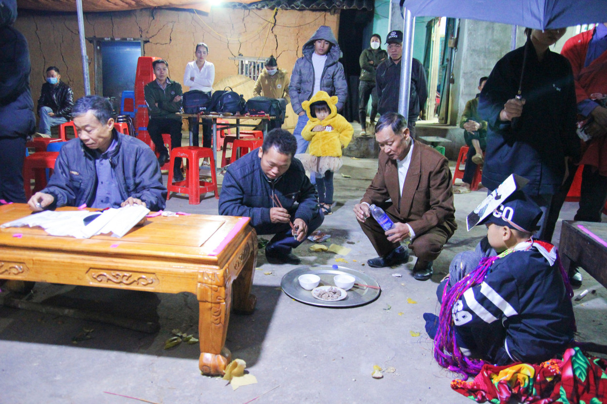 Lễ cấp sắc được thực hiện trong hai ngày một đêm với nhiều bước như: Chuẩn bị, khai đàn, đặt tên âm, khao quân, tạ ơn tổ tiên và thần linh... Sau lễ cấp sắc, tất cả thành viên dự buổi lễ sẽ được thụ lộc và cùng nhau quây quần bên mâm cỗ ấm cúng mà gia đình đã chuẩn bị.