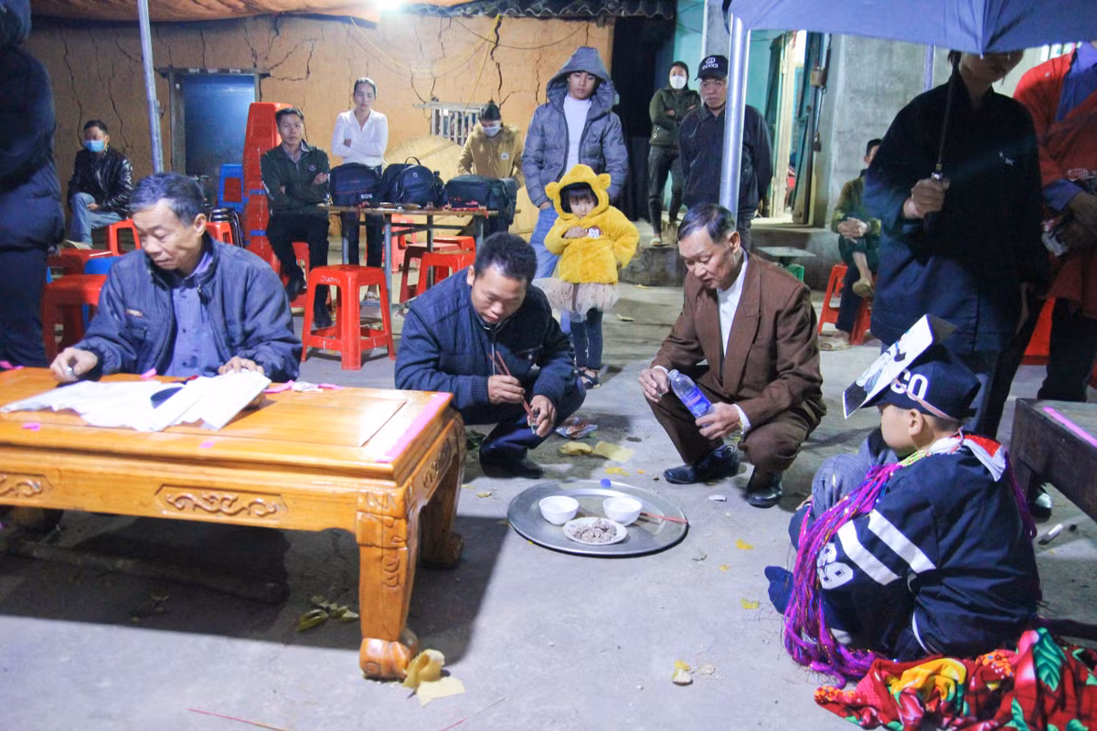 Lễ cấp sắc được thực hiện trong hai ngày một đêm với nhiều bước như: Chuẩn bị, khai đàn, đặt tên âm, khao quân, tạ ơn tổ tiên và thần linh... Sau lễ cấp sắc, tất cả thành viên dự buổi lễ sẽ được thụ lộc và cùng nhau quây quần bên mâm cỗ ấm cúng mà gia đình đã chuẩn bị.