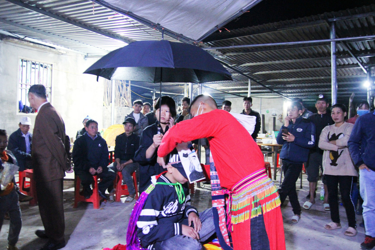 Việc đặt tên của người Dao Thanh Y liên quan mật thiết đến 3 đời, liên quan đến vai vế và thứ bậc của dòng họ. Đặc biệt, việc đặt tên ở mỗi cấp bậc phải trải qua 3 đời mới được quay lại một lần. Do đó, để không bị trùng tên với tổ tiên, trước khi chuẩn bị đặt tên cho một người, các gia đình phải xem xét và kiểm tra kỹ lưỡng thứ tự trong dòng họ của mình, sau đó mới làm lễ để xin phép tổ tiên “bàn vương” được đặt tên.