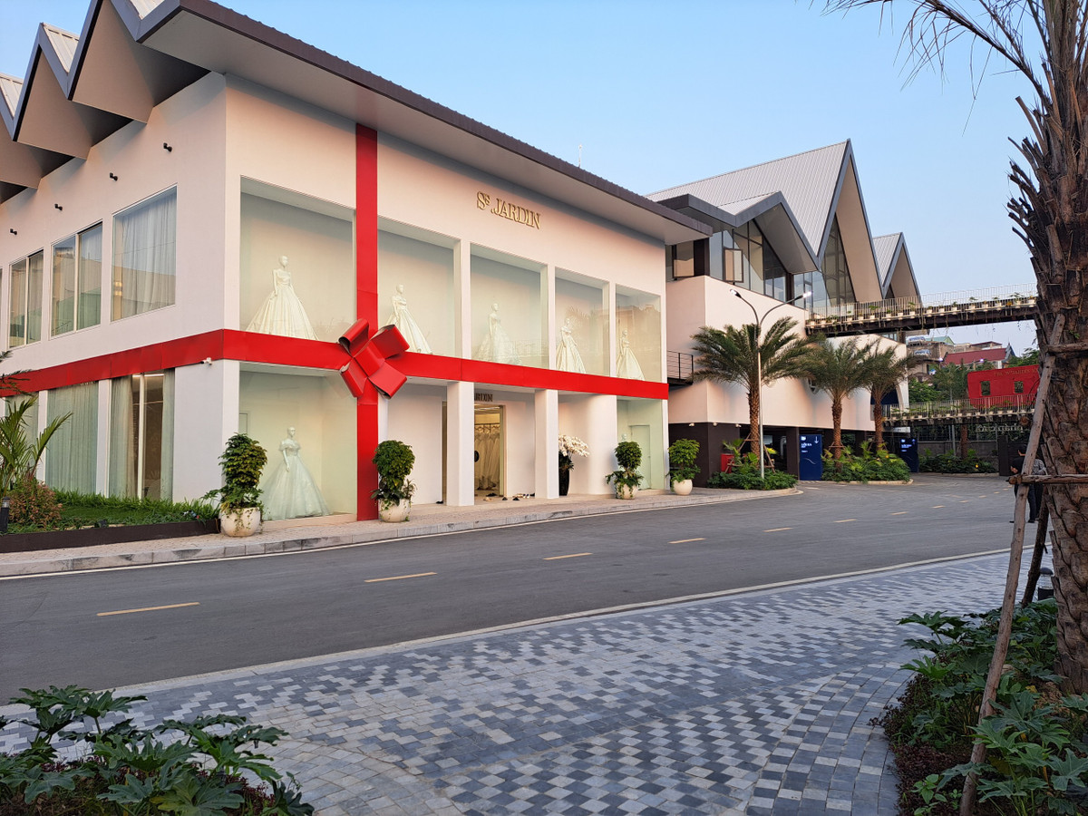 Trung tâm tiệc cưới W.Jardin nằm ở vị trí đắc địa, mặt đường Nguyễn Văn Linh, gần nút giao Võ Nguyên Giáp - Hồ Sen, trục đường trung tâm của quận Lê Chân (TP Hải Phòng).